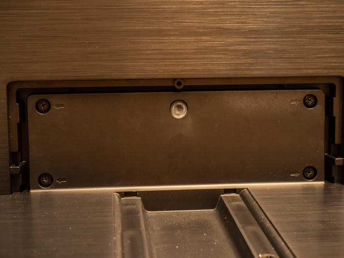 Die Schrauben f&uuml;r den Standfu&szlig; sind hinter einer Abdeckung versteckt. (Bild: Oliver Nickel/Golem.de)